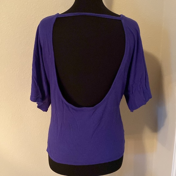 |•VICTORIA’S SECRET•| Sexy Open Back Purple Shirt S - Picture 3 of 9
